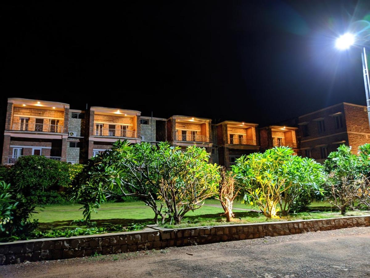 Kanthi Resorts Badami Bāgalkot Eksteriør billede